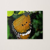 Oranje, zwarte en witte vlinder op blad legpuzzel (Horizontaal)
