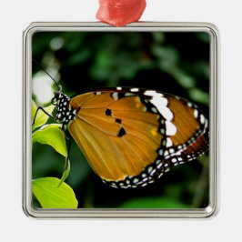 Oranje, zwarte en witte vlinder op blad metalen ornament