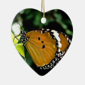 Oranje, zwarte en witte vlinder op leder keramisch ornament (Rechts)