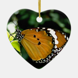 Oranje, zwarte en witte vlinder op leder keramisch ornament