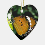 Oranje, zwarte en witte vlinder op leder keramisch ornament (Links)