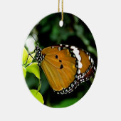 Oranje, zwarte en witte vlinder op leder keramisch ornament (Rechts)