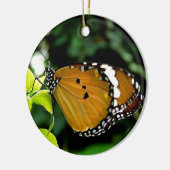 Oranje, zwarte en witte vlinder op leder keramisch ornament (Links)