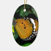 Oranje, zwarte en witte vlinder op leder keramisch ornament (Links)