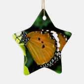 Oranje, zwarte en witte vlinder op leder keramisch ornament (Rechts)
