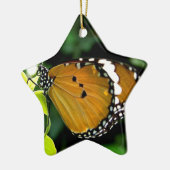 Oranje, zwarte en witte vlinder op leder keramisch ornament (Links)