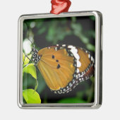 Oranje, zwarte en witte vlinder op leder metalen ornament (Links)