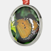 Oranje, zwarte en witte vlinder op leder metalen ornament (Links)