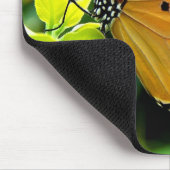 Oranje, zwarte en witte vlinder op leder muismat (Hoek)