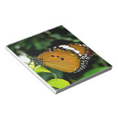 Oranje, zwarte en witte vlinder op leder notitieblok (Schuin)