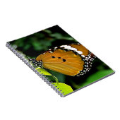 Oranje, zwarte en witte vlinder op leder notitieboek (Rechterzijde)