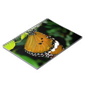 Oranje, zwarte en witte vlinder op leder notitieboek (Linkerzijde)