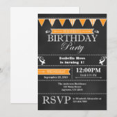 Oranje zwarte schoolbord verjaardagsuitnodiging kaart (Voorkant / Achterkant)