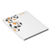 oranje zwarte voetballen accent aangepaste naam notitieblok (Schuin)