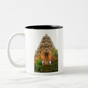 Orante deur in Ubud, Bali, Indonesië Tweekleurige Koffiemok