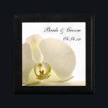 Orchid Flower on White Wedding Cadeaudoosje<br><div class="desc">Pas de Orchidee Flower op White Wedding Gift Box aan met de persoonlijke namen van de bruid- en groom- en huwelijksceremonie-datum om een gepersonaliseerd cadeautje voor de newlyweds te creëer, of een dankjewel voor je huwelijksbegeleiders, bruidsmeisjes en bruidsfeest. Deze elegante, aangepaste, bloemen doos bevat een bloemfoto van een witte phalaenopsis...</div>