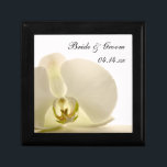 Orchid Flower on White Wedding Cadeaudoosje<br><div class="desc">Pas de Orchidee Flower op White Wedding Gift Box aan met de persoonlijke namen van de bruid- en groom- en huwelijksceremonie-datum om een gepersonaliseerd cadeautje voor de newlyweds te creëer, of een dankjewel voor je huwelijksbegeleiders, bruidsmeisjes en bruidsfeest. Deze elegante, aangepaste, bloemen doos bevat een bloemfoto van een witte phalaenopsis...</div>