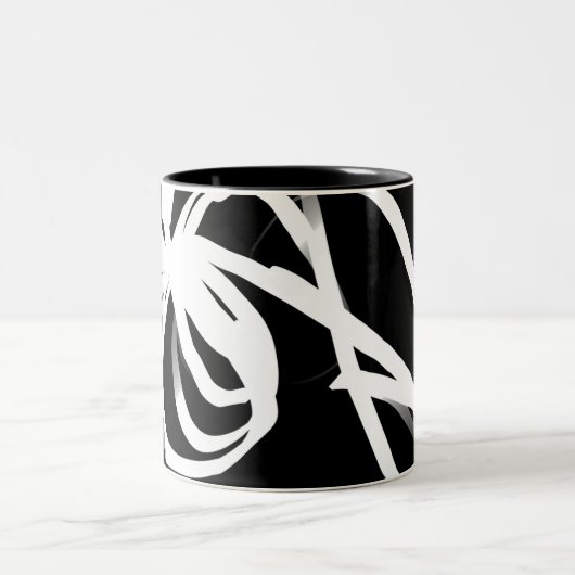 Orchid Noir: Abstract zwart en wit Tweekleurige Koffiemok (Center)