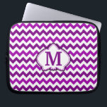 Orchid Paars Chevron Gepersonaliseerd Monogram Laptop Sleeve<br><div class="desc">Dit trendy, girale ontwerp is voorzien van een helder, kleurrijk orchidee - paars chevron-patroon in twee afwisselende tinten van fuchsie/paars op een witte achtergrond. Het heeft een bloemvormige omlijnde ruimte waar je je monogram/initiaal in het paars kunt toevoegen om je te personaliseren. Het is een heel , chic, stijlvol design...</div>