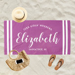 Orchid Paars Girls Weekend Persoonlijke Naam Strandlaken<br><div class="desc">Een speciaal ontwerp voor een vakantieganter voor meisjes in het weekend is voorzien van een aangepaste voornaam in een modern script dat is opgesteld door kustlijnen,  met aangepaste tekst voor deze gelegenheid. De radiant orchidee paarse achtergrondkleur kan worden gewijzigd. Ga naar onze winkel voor andere kleurenopties.</div>