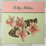 orchidee Afbeelding Monogram peach Tegeltje<br><div class="desc">Deze mooie afbeelding van perzik wordt gecompenseerd door een kleurenblok perzik en olijven. Het afbeelding komt uit een tientallen jaren oude botanische publicatie, en het is een mooie manier om van kunst te genieten. Jouw naam of boodschap wordt bovenaan in prachtig schrift geschreven. Zorg ervoor om placeholder met uw eigen...</div>