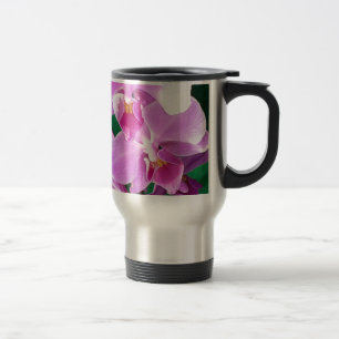 Orchidee bloeit in roze reisbeker