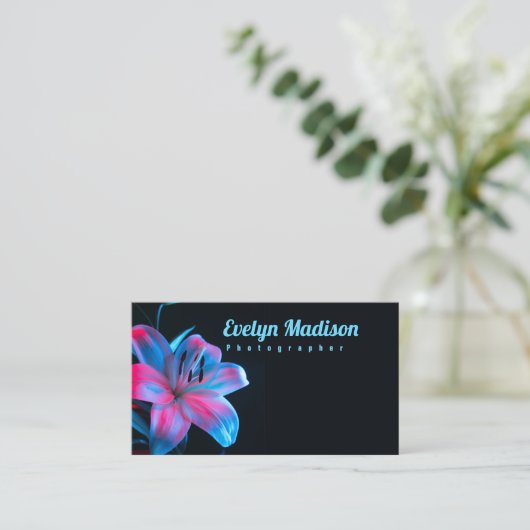 Orchidee bloem tegen zwarte gue65567 visitekaartje (Staand voorkant)