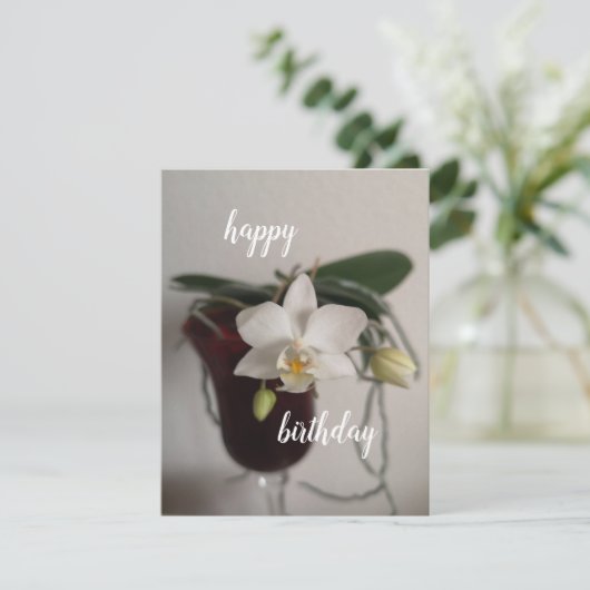 orchidee op verjaardagskaart van rood glas (Staand voorkant)