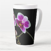 Orchidee roze witte kleur op zwart bord zacht latte mok (Rechterhoek)