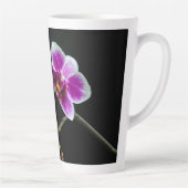 Orchidee roze witte kleur op zwart bord zacht latte mok (Rechts)