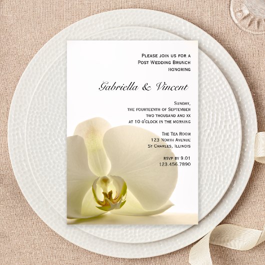 Orchideebloem op witte post-huwelijksbrunch kaart