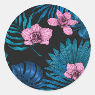Orchideeën en palmbladeren, roze en blauw op zwart ronde sticker
