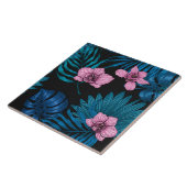 Orchideeën en palmbladeren, roze en blauw op zwart tegeltje (Zijkant)