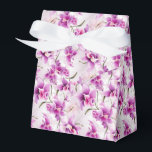 Orchids Party Treat Box Bedankdoosjes<br><div class="desc">Party favourbox wordt getoond met een mooie paarse orchideeën bloemenprint. Pas dit object aan of koop het object zoals het is. Tip: voeg gewoon je geweldige traktaties toe en voeg wat feestelijk lint toe. Afbeelding onder licentie</div>