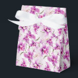 Orchids Party Treat Box Bedankdoosjes<br><div class="desc">Party favourbox wordt getoond met een mooie paarse orchideeën bloemenprint. Pas dit object aan of koop het object zoals het is. Tip: voeg gewoon je geweldige traktaties toe en voeg wat feestelijk lint toe. Afbeelding onder licentie</div>