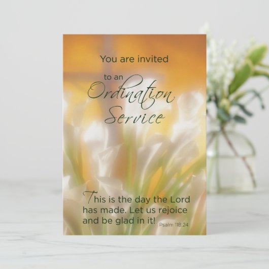 Ordinatie Service uitnodiging met Lelies en Kruis (Staand voorkant)