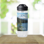 Oregon Mount Hood en Lake Landscape Waterfles<br><div class="desc">Blijf rustig en gemotiveerd tijdens uw dagelijkse trainingen met deze heldere, plastic waterfles met een schilderachtig, landschapsfoto afbeelding van met sneeuw bedekte Mount Hood tegen de achtergrond van een rustig bosmeer. Selecteer de grootte en kleur van uw waterfles. OPMERKING: Ontwerp niet geoptimaliseerd voor de stijl van de waterfles van het...</div>