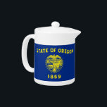 Oregon State Flag theepot<br><div class="desc">Brouwen een kopje staat trots met onze charmante theepot met de vlag van Oregon! Deze unieke theepot is meer dan alleen een functioneel keukenitem; het is een viering van het rijke erfgoed en de culturele identiteit van Oregon. Deze theepot is versierd met een hoogwaardige afdruk van de vlag van de...</div>