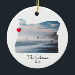 Oregon Vakantie Foto Red Heart Keramisch Ornament<br><div class="desc">Voeg je eigen foto toe aan de kaartvorm van de staat Oregon. Mijn voorbeeldfoto is een AI-afbeelding dat moet worden vervangen. U kunt de kleur van het rode hart veranderen en het naar uw vakantieplek verplaatsen. Je kunt ook een familiefoto aan de achterkant van dit ornament toevoegen als je een...</div>