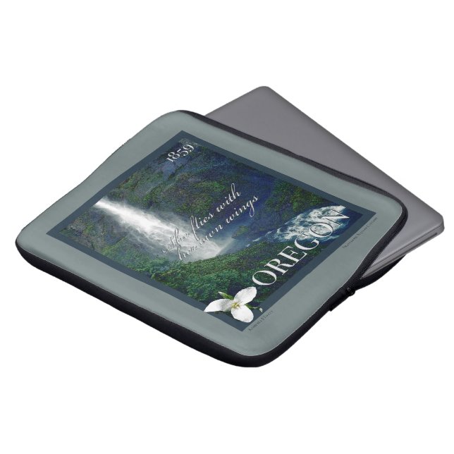 Oregon Waterfall Poster Laptop Sleeve (Voorkant top)