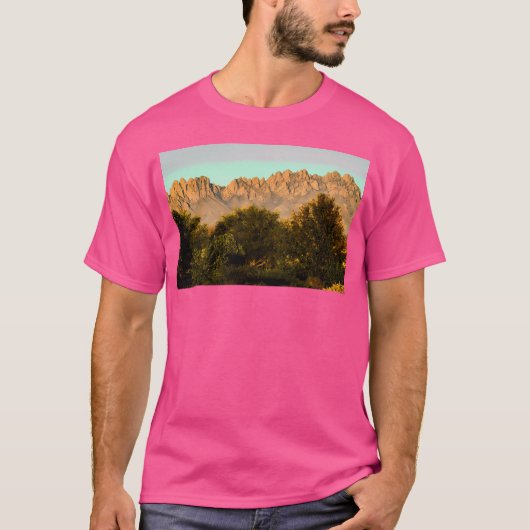 Organ Mountains met Pecan Trees (New Mexico) basis T-shirt (Voorkant)