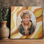 Organische lijn Abstracte kunst - 1 foto - Honingk Tegeltje<br><div class="desc">Een organische abstracte lijnkunst met warmgele en bruine kleuren. Het moderne ontwerp benadrukt uw favoriete foto. Het bevat ook een eenvoudig lettertype voor de naam en een abstract kunstpatroon. Als u iets moet verplaatsen,  klikt u op de knop Aanpassen om wijzigingen aan te brengen.</div>