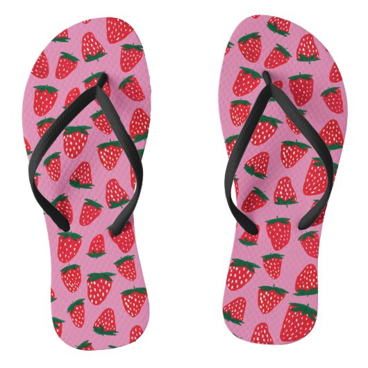 Organische zomeraardbeien rood op roze achtergrond teenslippers (Voetbed)