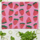 Organische zomeraardbeien rood op roze achtergrond theedoek (Gevouwen)