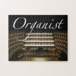 Organiseren in uw servicepuzzel legpuzzel<br><div class="desc">Hoe is dit voor een grote adverteren trui? Een puzzel,  met de organist bij uw de dienstontwerp: De woorden "Organist at your service" staan boven de console van het Oberlinger-orgaan in Wiesbaden Marktkirche,  Duitsland. Laat degenen die je talenten en cadeautjes kunnen gebruiken zitten en luisteren!</div>