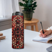 Orientaal tapeontwerp in donkerrood thermosbeker