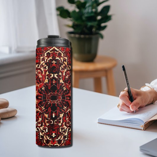 Orientaal tapeontwerp in donkerrood thermosbeker