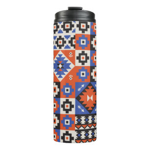 Orientale geometrische naadloze patronen. Etnische Thermosbeker