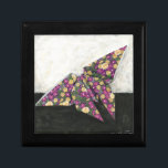 Origami Butterfly over Floral Paper Cadeaudoosje<br><div class="desc">Vloer als een vlinder met dit prachtige origamistuk van Chariklia Zarris. Er werd een mooi bloemetjespapier gebruikt om de origamivlinder te creëer,  en de paars,  de geeltjes en de groenen springen gewoon van het stuk af. Koop vandaag nog je kopie!</div>
