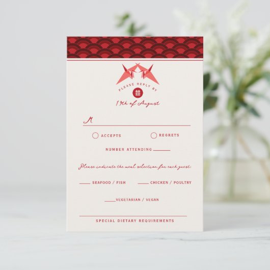 Origami Red Paper Cranes Scallop Asian Wedding RSVP Kaartje (Staand voorkant)